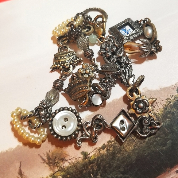 VTG Victorian Revival Crowns, Buttons, e.t.c Bracelet - Picture 5 of 7